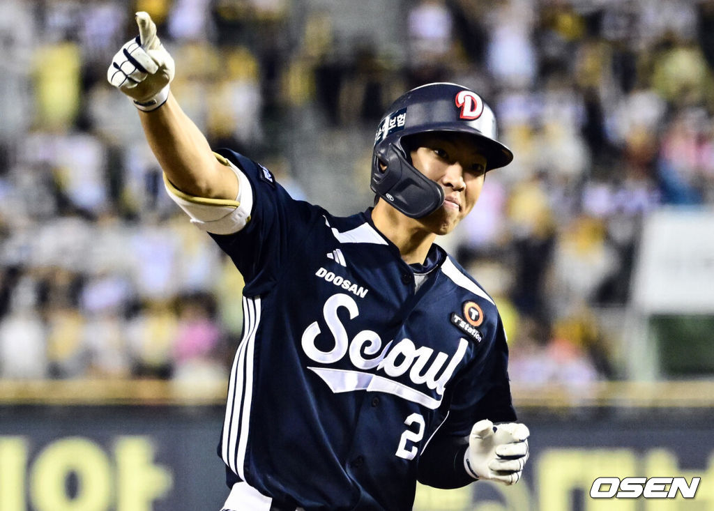 6일 오후 서울 잠실구장에서 ‘2025 신한 SOL Bank KBO리그’ LG 트윈스와 두산 베어스의 경기가 열렸다.LG는 최채흥, 두산은 콜어빈을 선발로 내세웠다.8회초 2사 1루 두산 김민석이 다시 앞서가는 투런 홈런을 날린 뒤 베이스를 돌고 있다. 2025.08.06 /cej@osen.co.kr