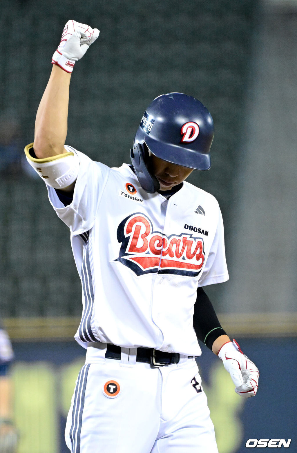 14일 서울 잠실야구장에서 ‘2025 신한 SOL Bank KBO리그’ 두산 베어스와 NC 다이노스의 경기가 열렸다.홈팀 두산은 곽빈, 방문팀 NC는 라일리 톰슨을 선발로 내세웠다.5회말 무사 2루 상황 두산 김민석이 추격의 1타점 적시타를 날리고 1루에 안착해 기뻐하고 있다. 2025.08.14 / dreamer@osen.co.kr