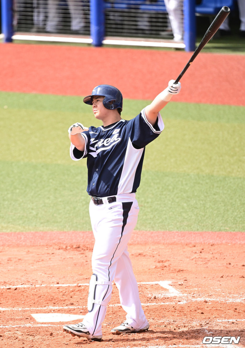 2026 WBC(월드베이스볼클래식)를 준비하는 대한민국 야구 대표팀이 23일 일본 오키나와 가데나 야구장에서 프로야구 한화 이글스와 연습경기를 펼쳤다. 야구 대표팀은 오키나와에서 국내 팀들과 6차례 연습경기를 치르며 전력을 끌어올릴 예정이다.2회초 무사 1루 상황 대표팀 노시환이 선제 좌월 투런포를 날리고 있다. 2026.02.23 / dreamer@osen.co.kr