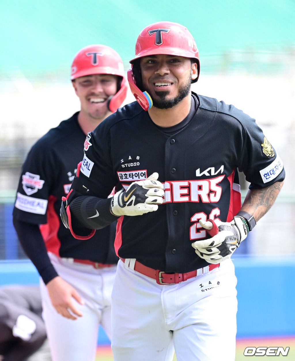 2026 WBC(월드베이스볼클래식)를 준비하는 대한민국 야구 대표팀이 24일 일본 오키나와 가데나 야구장에서 프로야구 KIA 타이거즈와 연습경기를 펼쳤다. 야구 대표팀은 오키나와에서 국내 팀들과 6차례 연습경기를 치르며 전력을 끌어올릴 예정이다.1회초 2사 2루 상황 KIA 해럴드 카스트로가 선제 우월 투런포를 날리고 홈을 밟은 뒤 미소짓고 있다. 2026.02.24 / dreamer@osen.co.kr