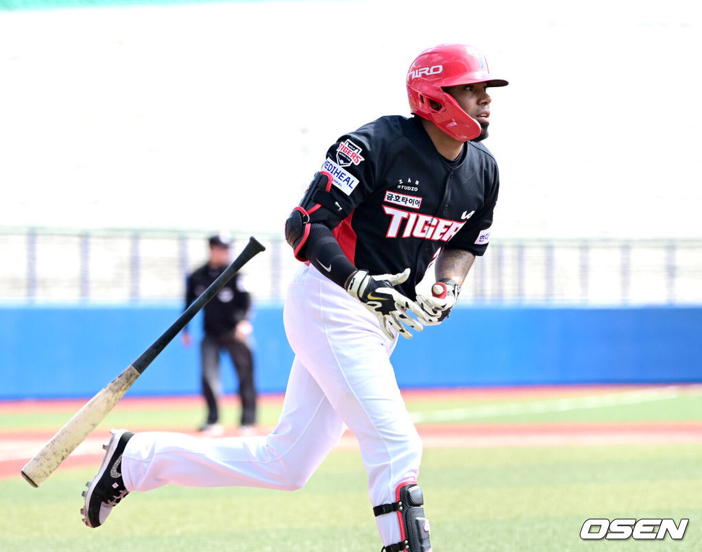 2026 WBC(월드베이스볼클래식)를 준비하는 대한민국 야구 대표팀이 24일 일본 오키나와 가데나 야구장에서 프로야구 KIA 타이거즈와 연습경기를 펼쳤다. 야구 대표팀은 오키나와에서 국내 팀들과 6차례 연습경기를 치르며 전력을 끌어올릴 예정이다.1회초 2사 2루 상황 KIA 해럴드 카스트로가 선제 우월 투런포를 날리고 그라운드를 돌고 있다. 2026.02.24 / dreamer@osen.co.kr