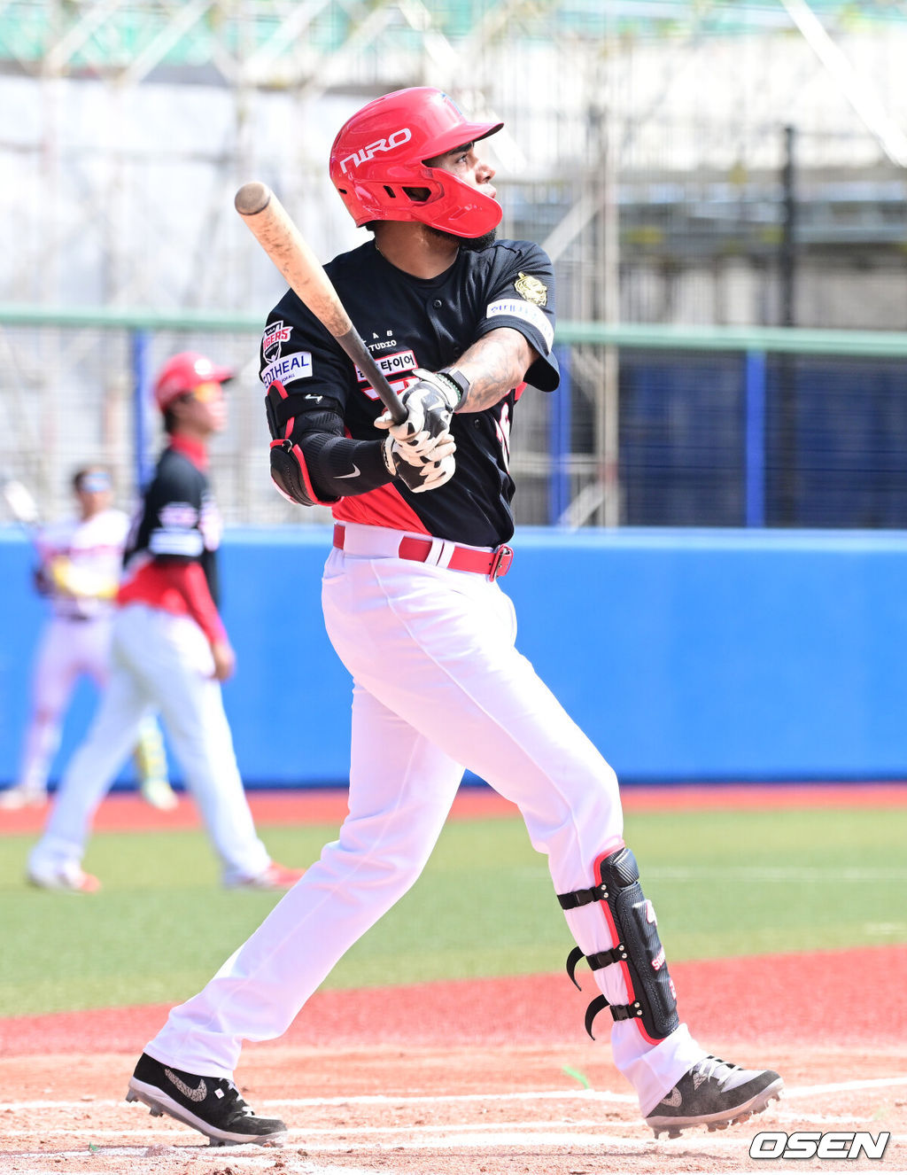 2026 WBC(월드베이스볼클래식)를 준비하는 대한민국 야구 대표팀이 24일 일본 오키나와 가데나 야구장에서 프로야구 KIA 타이거즈와 연습경기를 펼쳤다. 야구 대표팀은 오키나와에서 국내 팀들과 6차례 연습경기를 치르며 전력을 끌어올릴 예정이다.1회초 2사 2루 상황 KIA 해럴드 카스트로가 선제 우월 투런포를 날리고 있다. 2026.02.24 / dreamer@osen.co.kr