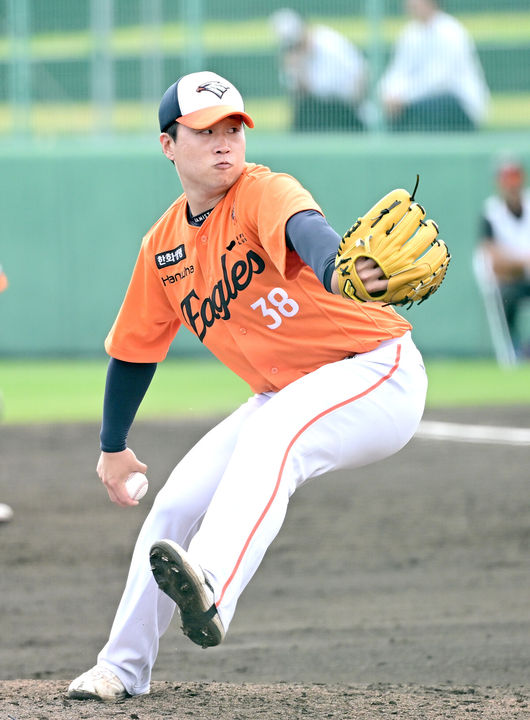 프로야구 한화 이글스가 22일 일본 오키나와 이토만 니시자키 야구장에서 일본 프로야구 지바롯데와 연습경기를 가진다.한화는 이번 2차 오키나와 캠프에서 총 9차례 연습경기를 통해 전력을 가다듬을 예정이다.5회말 한화 투수 김종수가 힘차게 공을 뿌리고 있다. 2026.02.22 / dreamer@osen.co.kr