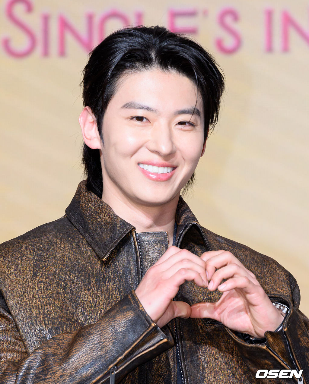 14일 서울 마포구 호텔 나루 서울 엠갤러리에서 넷플릭스 '솔로지옥' 시즌5 제작발표회가 열렸다.'솔로지옥'은 커플이 되어야만 나갈 수 있는 외딴 섬, ‘지옥도’에서 펼쳐질 솔로들의 솔직하고 화끈한 데이팅 리얼리티쇼로 오는 1월 20일(화) 오직 넷플릭스에서 만날 수 있다.방송인 덱스가 포토타임을 가지고 있다. 2026.01.14 /sunday@osen.co.kr