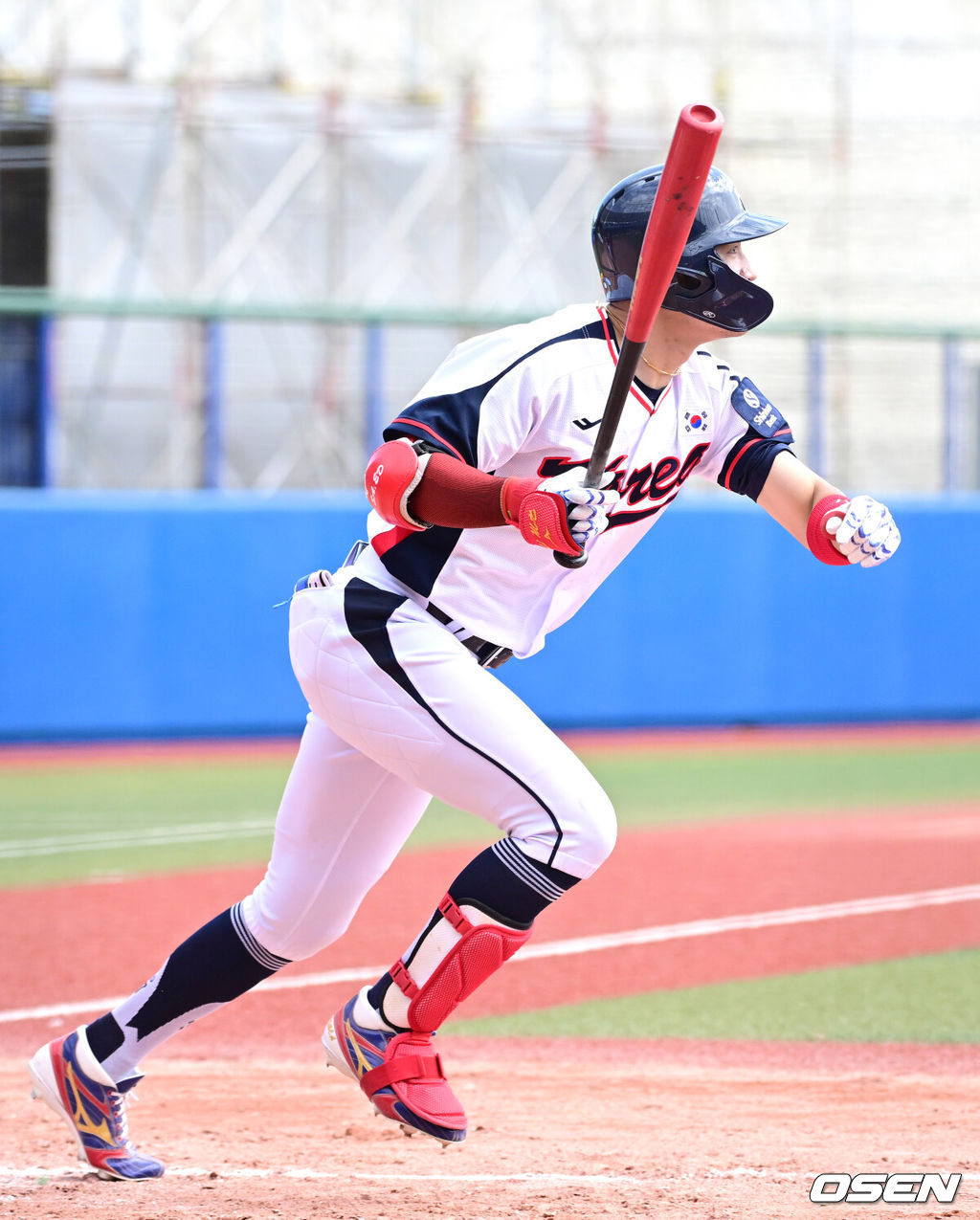 2026 WBC(월드베이스볼클래식)를 준비하는 대한민국 야구 대표팀이 24일 일본 오키나와 가데나 야구장에서 프로야구 KIA 타이거즈와 연습경기를 펼쳤다. 야구 대표팀은 오키나와에서 국내 팀들과 6차례 연습경기를 치르며 전력을 끌어올릴 예정이다.3회말 무사 1, 2루 상황 대표팀 박해민이 달아나는 1타점 2루타를 날리고 있다. 2026.02.24 / dreamer@osen.co.kr