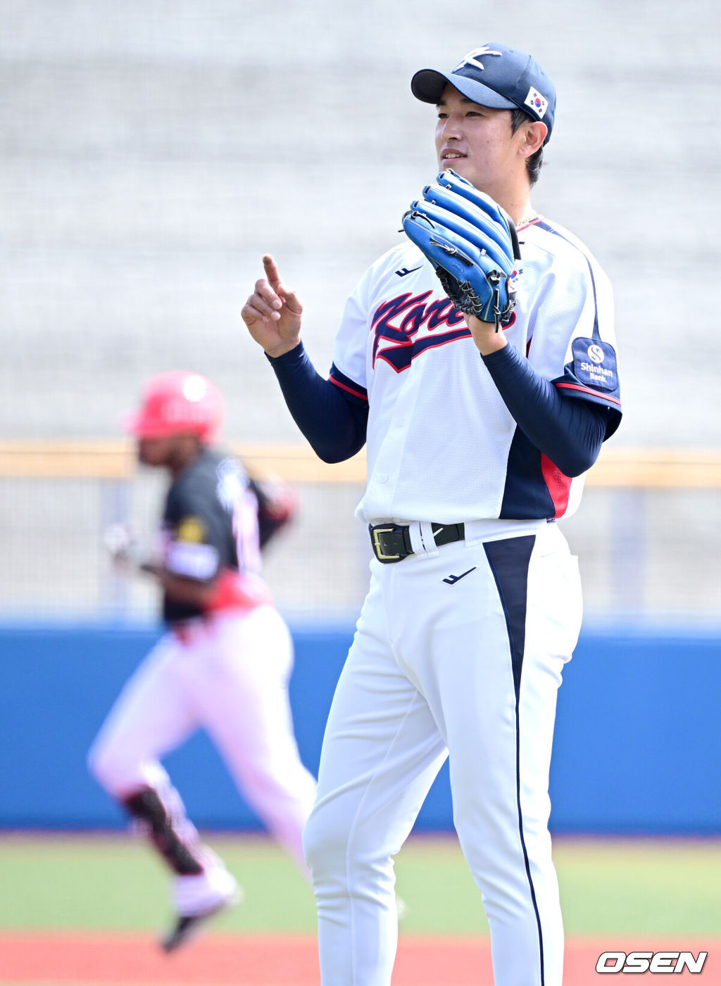 2026 WBC(월드베이스볼클래식)를 준비하는 대한민국 야구 대표팀이 24일 일본 오키나와 가데나 야구장에서 프로야구 KIA 타이거즈와 연습경기를 펼쳤다. 야구 대표팀은 오키나와에서 국내 팀들과 6차례 연습경기를 치르며 전력을 끌어올릴 예정이다.1회초 2사 2루 상황 KIA 해럴드 카스트로에게 우월 투런포를 내준 대표팀 선발 고영표가 공을 건네받고 있다. 2026.02.24 / dreamer@osen.co.kr