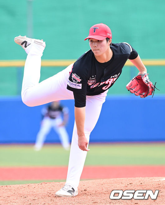 [OSEN=오키나와(일본), 최규한 기자] 2026 WBC(월드베이스볼클래식)를 준비하는 대한민국 야구 대표팀이 24일 일본 오키나와 가데나 야구장에서 프로야구 KIA 타이거즈와 연습경기를 펼쳤다. 야구 대표팀은 오키나와에서 국내 팀들과 6차례 연습경기를 치르며 전력을 끌어올릴 예정이다.1회말 KIA 선발 김태형이 힘차게 공을 뿌리고 있다. 2026.02.24 / dreamer@osen.co.kr