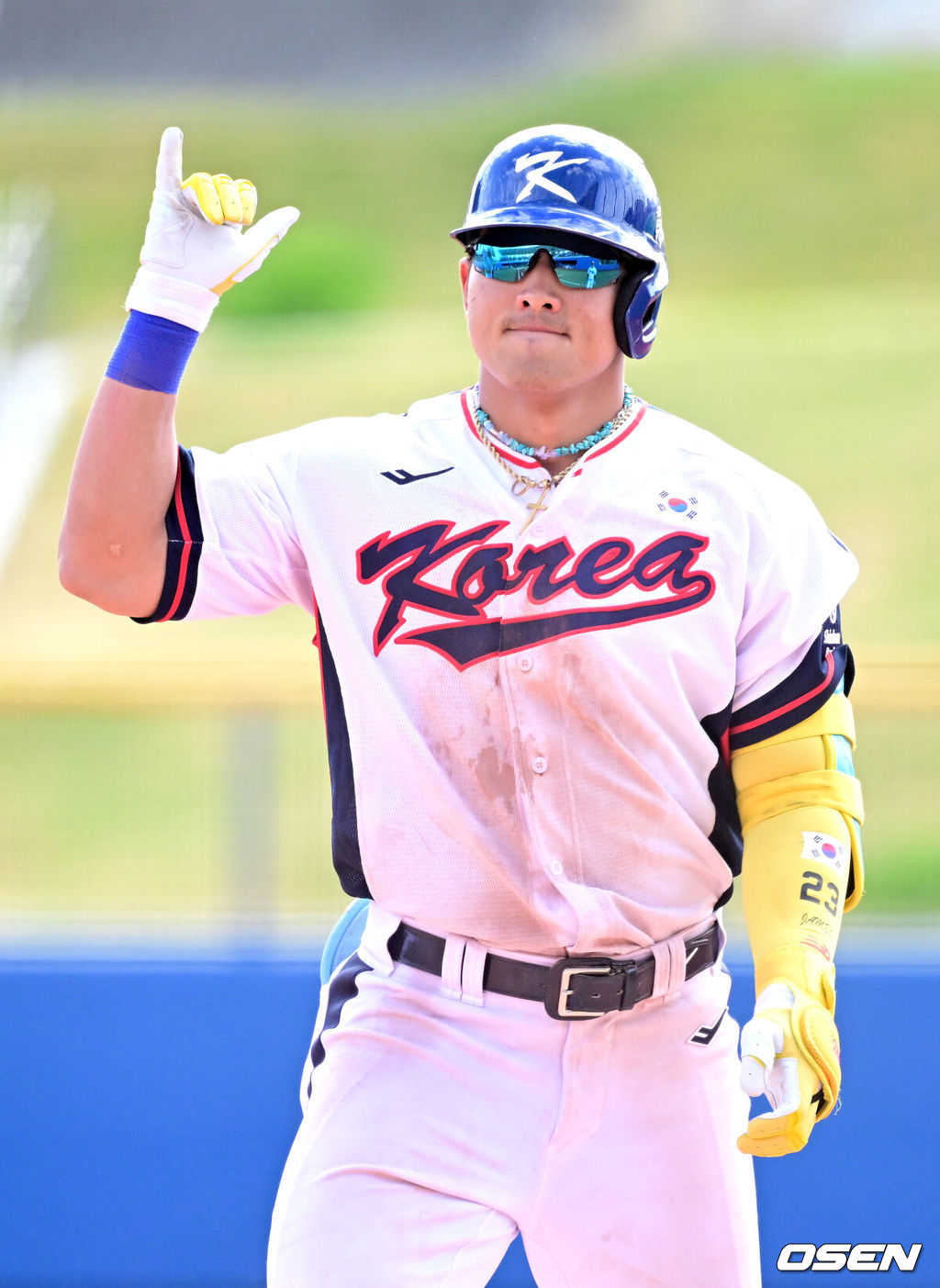 2026 WBC(월드베이스볼클래식)를 준비하는 대한민국 야구 대표팀이 24일 일본 오키나와 가데나 야구장에서 프로야구 KIA 타이거즈와 연습경기를 펼쳤다. 야구 대표팀은 오키나와에서 국내 팀들과 6차례 연습경기를 치르며 전력을 끌어올릴 예정이다.2회말 2사 1루 상황 대표팀 안현민이 안타를 날리고 1루에 안착해 기뻐하고 있다. 2026.02.24 / dreamer@osen.co.kr