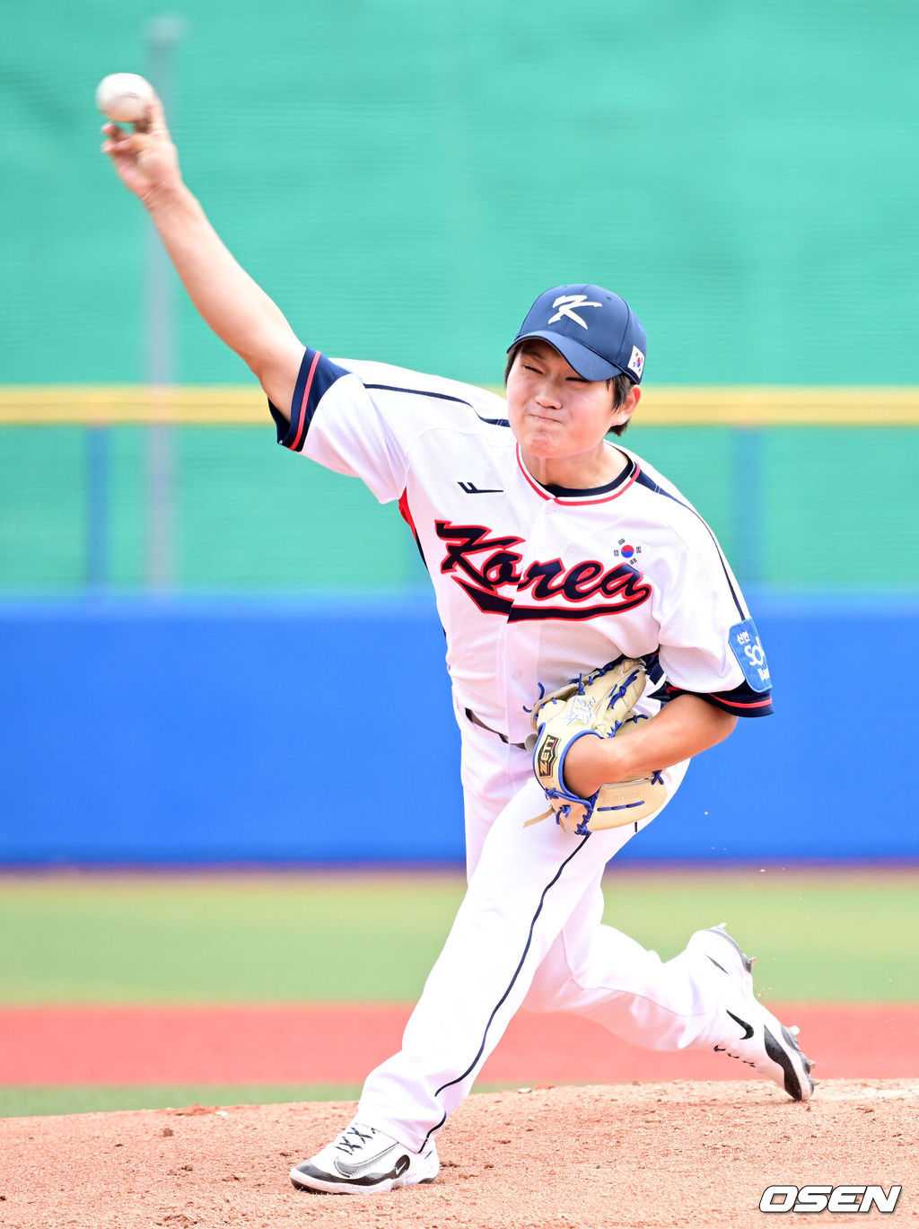 2026 WBC(월드베이스볼클래식)를 준비하는 대한민국 야구 대표팀이 24일 일본 오키나와 가데나 야구장에서 프로야구 KIA 타이거즈와 연습경기를 펼쳤다. 야구 대표팀은 오키나와에서 국내 팀들과 6차례 연습경기를 치르며 전력을 끌어올릴 예정이다.5회초 마운드에 오른 대표팀 김택연이 힘차게 공을 뿌리고 있다. 2026.02.24 / dreamer@osen.co.kr