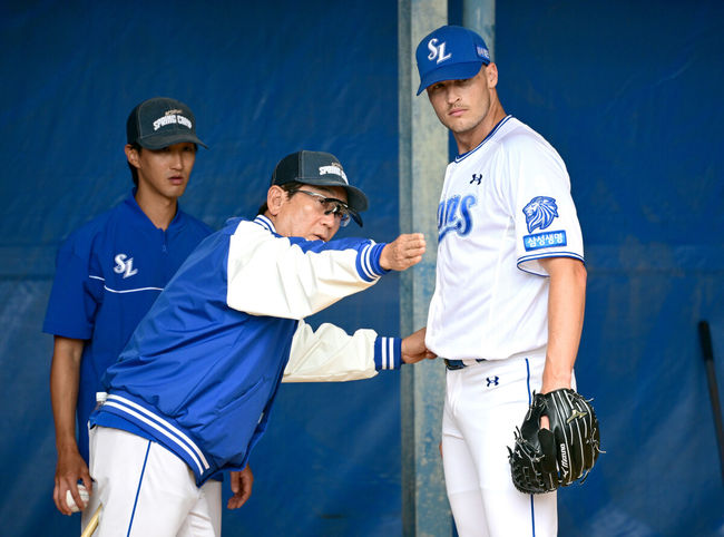 [OSEN=오키나와(일본), 최규한 기자] 프로야구 삼성 라이온즈가 20일  일본 오키나와 온나손 아카마구장에서 스프링 캠프를 차리고 구슬땀을 흘렸다.삼성은 이번 2차 캠프에서 훈련 뿐 아니라 WBC 대표팀, 국내 팀들과 연습경기도 펼칠 계획이다.삼성 새 외국인투수 맷 매닝의 불펜 피칭 때 최일언 코치가 조언을 전하고 있다. 2026.02.20 / dreamer@osen.co.kr