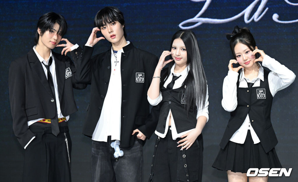 초코엔터 패밀리 앨범 ‘ChoCo La Familia(초코 라 파밀리아)’ 쇼케이스가 24일 서울 마포구 쇼킹케이팝센터에서 열렸다.‘초코 라 파밀리아’는 가수 겸 음악 프로듀서 조PD가 이끄는 초코엔터테인먼트의 패밀리 앨범이다. 앨범에는 더블 타이틀곡 ‘김미’와 ‘프렌지’(FRENZY)를 비롯해 ‘왓츠 유얼 위시’(What‘s Your Wish), ’짠‘(ZZAN), ’온 더 스트릿‘(On The Street) 등 5곡을 수록했다. 앨범 전곡 음원은 오는 24일 오후 6시 각종 온라인 음원사이트를 통해 발매한다.초코원X초코투가 포즈를 취하고 있다. 2026.02.24 /cej@osen.co.kr