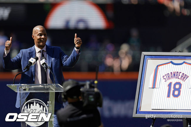 [사진] 대릴 스트로베리가 영구 결번식에서 연설을 하고 있다. ⓒGettyimages(무단전재 및 재배포 금지)