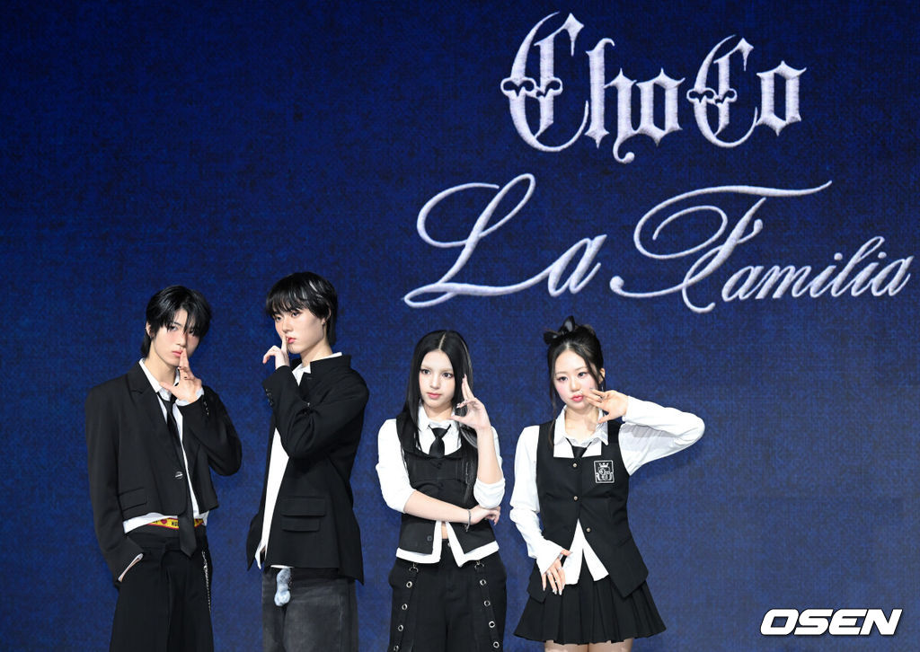 초코엔터 패밀리 앨범 ‘ChoCo La Familia(초코 라 파밀리아)’ 쇼케이스가 24일 서울 마포구 쇼킹케이팝센터에서 열렸다.‘초코 라 파밀리아’는 가수 겸 음악 프로듀서 조PD가 이끄는 초코엔터테인먼트의 패밀리 앨범이다. 앨범에는 더블 타이틀곡 ‘김미’와 ‘프렌지’(FRENZY)를 비롯해 ‘왓츠 유얼 위시’(What‘s Your Wish), ’짠‘(ZZAN), ’온 더 스트릿‘(On The Street) 등 5곡을 수록했다. 앨범 전곡 음원은 오는 24일 오후 6시 각종 온라인 음원사이트를 통해 발매한다.초코원X초코투가 포즈를 취하고 있다. 2026.02.24 /cej@osen.co.kr