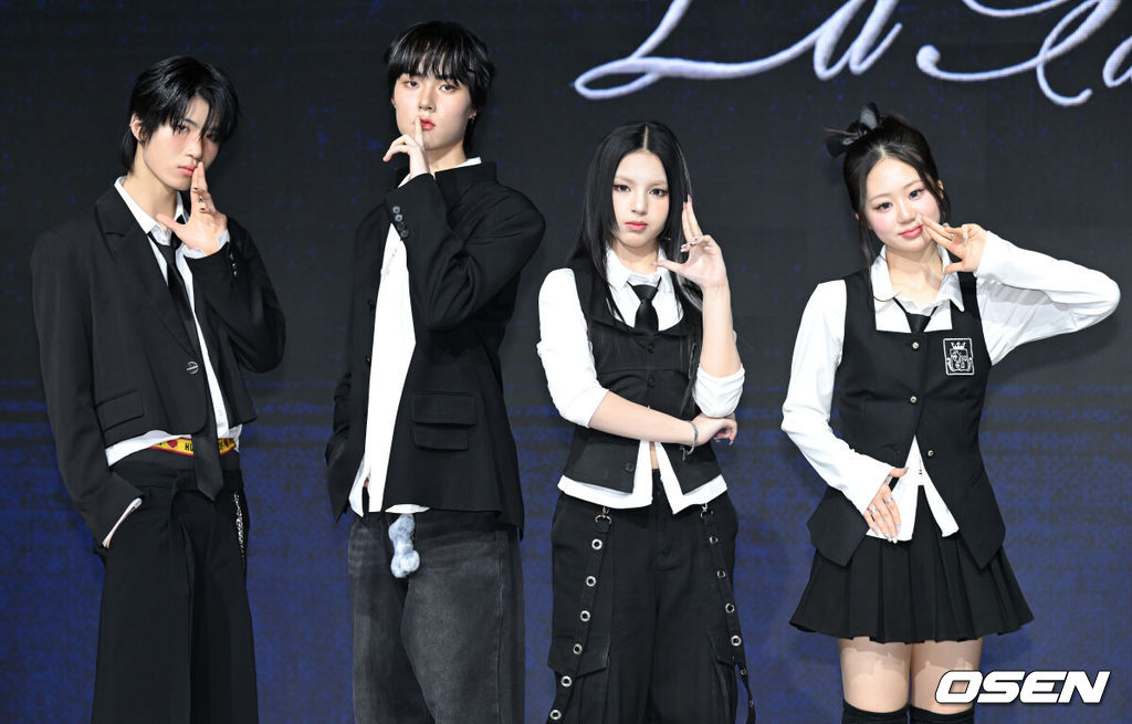 초코엔터 패밀리 앨범 ‘ChoCo La Familia(초코 라 파밀리아)’ 쇼케이스가 24일 서울 마포구 쇼킹케이팝센터에서 열렸다.‘초코 라 파밀리아’는 가수 겸 음악 프로듀서 조PD가 이끄는 초코엔터테인먼트의 패밀리 앨범이다. 앨범에는 더블 타이틀곡 ‘김미’와 ‘프렌지’(FRENZY)를 비롯해 ‘왓츠 유얼 위시’(What‘s Your Wish), ’짠‘(ZZAN), ’온 더 스트릿‘(On The Street) 등 5곡을 수록했다. 앨범 전곡 음원은 오는 24일 오후 6시 각종 온라인 음원사이트를 통해 발매한다.초코원X초코투가 포즈를 취하고 있다. 2026.02.24 /cej@osen.co.kr