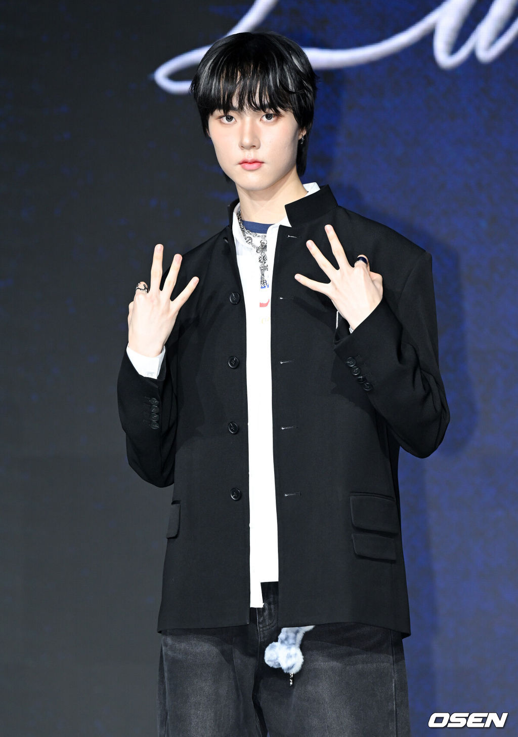 초코엔터 패밀리 앨범 ‘ChoCo La Familia(초코 라 파밀리아)’ 쇼케이스가 24일 서울 마포구 쇼킹케이팝센터에서 열렸다.‘초코 라 파밀리아’는 가수 겸 음악 프로듀서 조PD가 이끄는 초코엔터테인먼트의 패밀리 앨범이다. 앨범에는 더블 타이틀곡 ‘김미’와 ‘프렌지’(FRENZY)를 비롯해 ‘왓츠 유얼 위시’(What‘s Your Wish), ’짠‘(ZZAN), ’온 더 스트릿‘(On The Street) 등 5곡을 수록했다. 앨범 전곡 음원은 오는 24일 오후 6시 각종 온라인 음원사이트를 통해 발매한다.초코원 김태조가 포즈를 취하고 있다. 2026.02.24 /cej@osen.co.kr