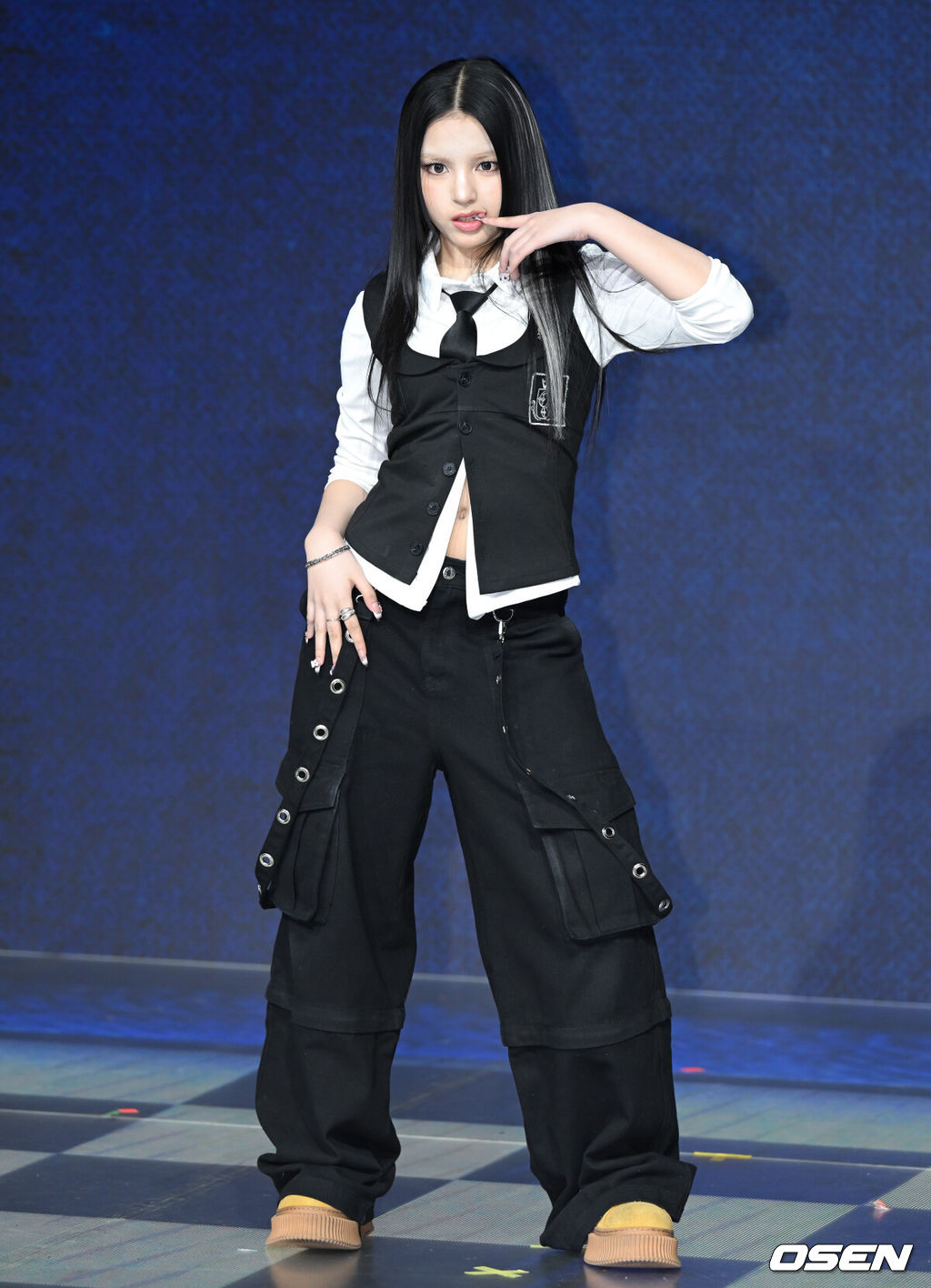 초코엔터 패밀리 앨범 ‘ChoCo La Familia(초코 라 파밀리아)’ 쇼케이스가 24일 서울 마포구 쇼킹케이팝센터에서 열렸다.‘초코 라 파밀리아’는 가수 겸 음악 프로듀서 조PD가 이끄는 초코엔터테인먼트의 패밀리 앨범이다. 앨범에는 더블 타이틀곡 ‘김미’와 ‘프렌지’(FRENZY)를 비롯해 ‘왓츠 유얼 위시’(What‘s Your Wish), ’짠‘(ZZAN), ’온 더 스트릿‘(On The Street) 등 5곡을 수록했다. 앨범 전곡 음원은 오는 24일 오후 6시 각종 온라인 음원사이트를 통해 발매한다.초코원 안판이 포즈를 취하고 있다. 2026.02.24 /cej@osen.co.kr