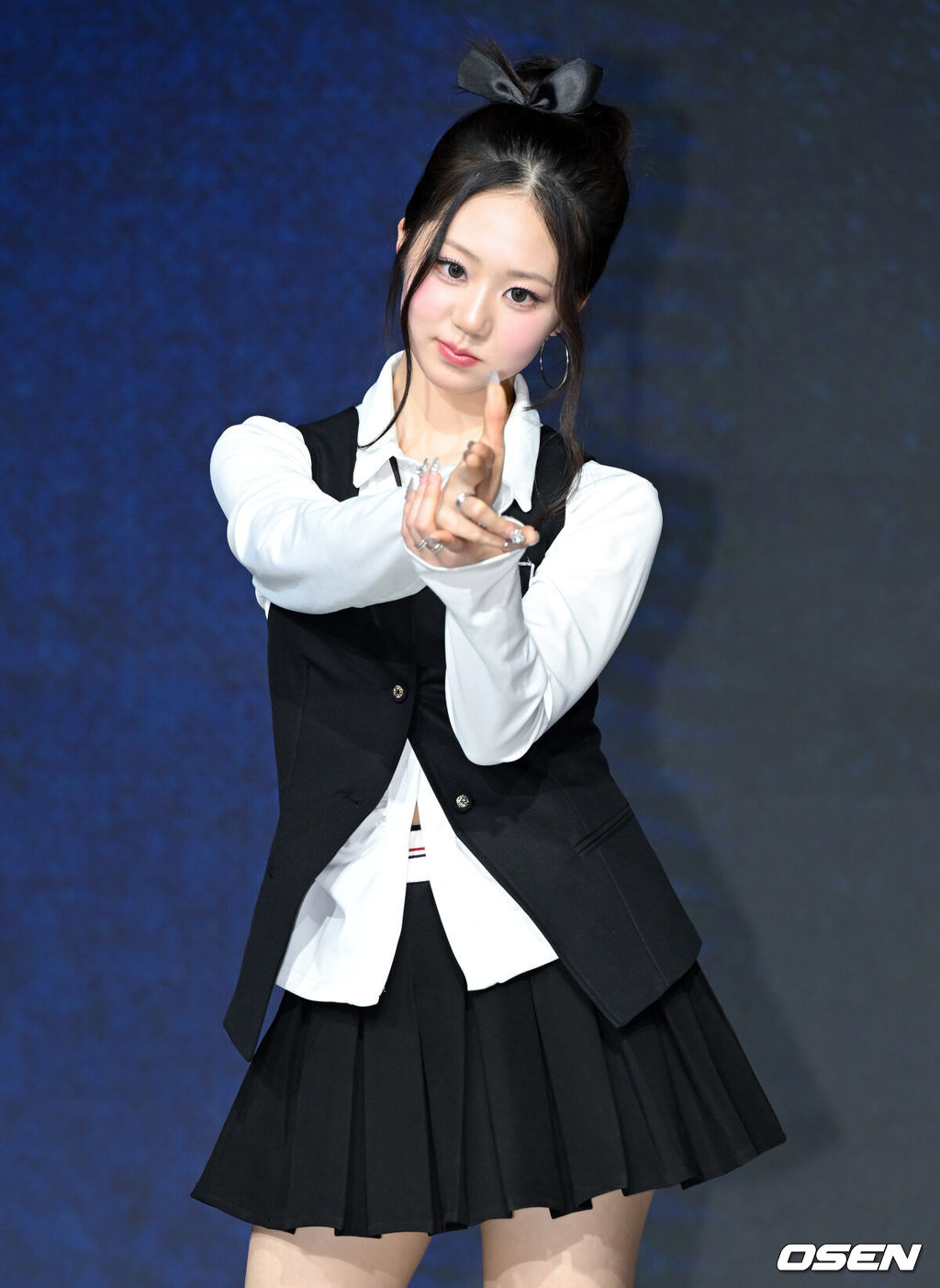 초코엔터 패밀리 앨범 ‘ChoCo La Familia(초코 라 파밀리아)’ 쇼케이스가 24일 서울 마포구 쇼킹케이팝센터에서 열렸다.‘초코 라 파밀리아’는 가수 겸 음악 프로듀서 조PD가 이끄는 초코엔터테인먼트의 패밀리 앨범이다. 앨범에는 더블 타이틀곡 ‘김미’와 ‘프렌지’(FRENZY)를 비롯해 ‘왓츠 유얼 위시’(What‘s Your Wish), ’짠‘(ZZAN), ’온 더 스트릿‘(On The Street) 등 5곡을 수록했다. 앨범 전곡 음원은 오는 24일 오후 6시 각종 온라인 음원사이트를 통해 발매한다.초코투 김윤지가 포즈를 취하고 있다. 2026.02.24 /cej@osen.co.kr