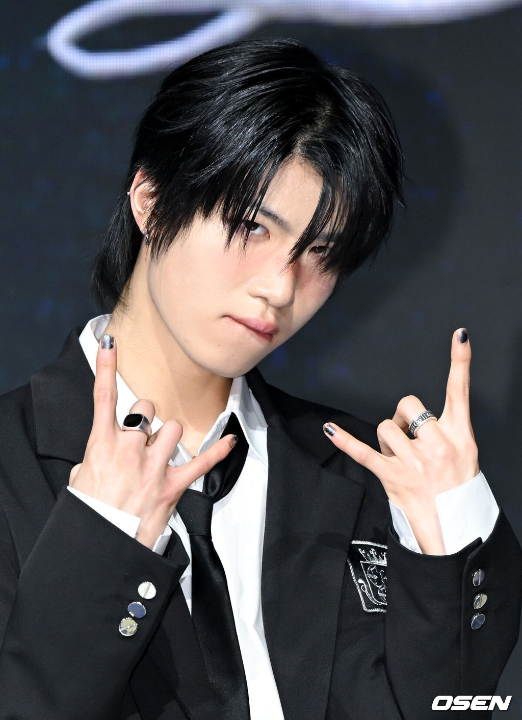 초코엔터 패밀리 앨범 ‘ChoCo La Familia(초코 라 파밀리아)’ 쇼케이스가 24일 서울 마포구 쇼킹케이팝센터에서 열렸다.‘초코 라 파밀리아’는 가수 겸 음악 프로듀서 조PD가 이끄는 초코엔터테인먼트의 패밀리 앨범이다. 앨범에는 더블 타이틀곡 ‘김미’와 ‘프렌지’(FRENZY)를 비롯해 ‘왓츠 유얼 위시’(What‘s Your Wish), ’짠‘(ZZAN), ’온 더 스트릿‘(On The Street) 등 5곡을 수록했다. 앨범 전곡 음원은 오는 24일 오후 6시 각종 온라인 음원사이트를 통해 발매한다.초코원 염예찬이 포즈를 취하고 있다. 2026.02.24 /cej@osen.co.kr