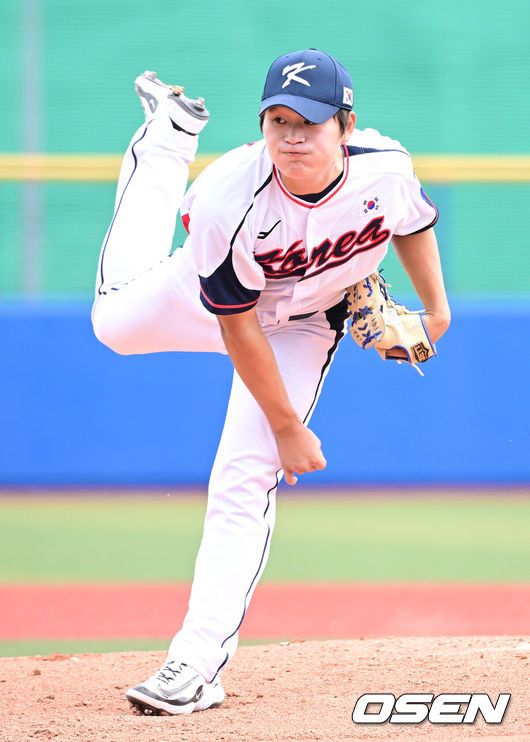 [OSEN=오키나와(일본), 최규한 기자] 2026 WBC(월드베이스볼클래식)를 준비하는 대한민국 야구 대표팀이 24일 일본 오키나와 가데나 야구장에서 프로야구 KIA 타이거즈와 연습경기를 펼쳤다. 야구 대표팀은 오키나와에서 국내 팀들과 6차례 연습경기를 치르며 전력을 끌어올릴 예정이다.5회초 마운드에 오른 대표팀 김택연이 힘차게 공을 뿌리고 있다. 2026.02.24 / dreamer@osen.co.kr