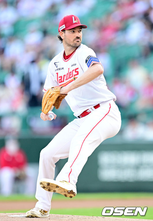 [OSEN=인천, 최규한 기자] 10일 인천 SSG랜더스필드에서 ‘2025 신한 SOL Bank KBO리그’ SSG 랜더스와 KT 위즈의 경기가 열렸다.홈팀 SSG는 드류 앤더슨, 방문팀 KT는 고영표를 선발로 내세웠다.1회초 SSG 선발 앤더슨이 힘차게 공을 뿌리고 있다. 2025.07.10 / dreamer@osen.co.kr