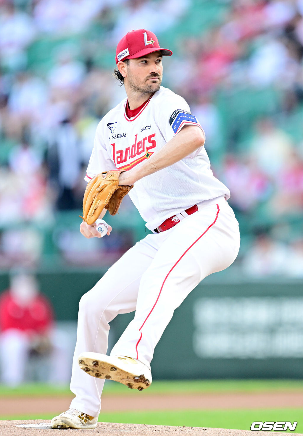 10일 인천 SSG랜더스필드에서 ‘2025 신한 SOL Bank KBO리그’ SSG 랜더스와 KT 위즈의 경기가 열렸다.홈팀 SSG는 드류 앤더슨, 방문팀 KT는 고영표를 선발로 내세웠다.1회초 SSG 선발 앤더슨이 힘차게 공을 뿌리고 있다. 2025.07.10 / dreamer@osen.co.kr