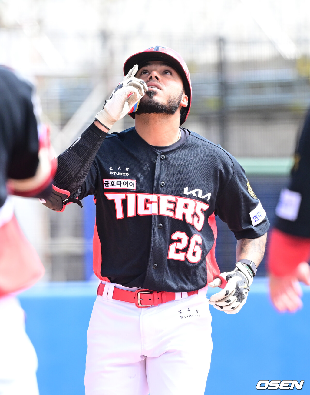 2026 WBC(월드베이스볼클래식)를 준비하는 대한민국 야구 대표팀이 24일 일본 오키나와 가데나 야구장에서 프로야구 KIA 타이거즈와 연습경기를 펼쳤다.야구 대표팀은 오키나와에서 국내 팀들과 6차례 연습경기를 치르며 전력을 끌어올릴 예정이다.1회초 2사 2루 상황 KIA 해럴드 카스트로가 선제 우월 투런포를 날리고 홈을 밟으며 기뻐하고 있다. 2026.02.24 / dreamer@osen.co.kr