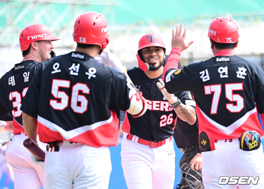 2026 WBC(월드베이스볼클래식)를 준비하는 대한민국 야구 대표팀이 24일 일본 오키나와 가데나 야구장에서 프로야구 KIA 타이거즈와 연습경기를 펼쳤다.야구 대표팀은 오키나와에서 국내 팀들과 6차례 연습경기를 치르며 전력을 끌어올릴 예정이다.1회초 2사 2루 상황 KIA 해럴드 카스트로가 선제 투런포를 날리고 홈을 밟으며 기뻐하고 있다. 2026.02.24 / dreamer@osen.co.kr