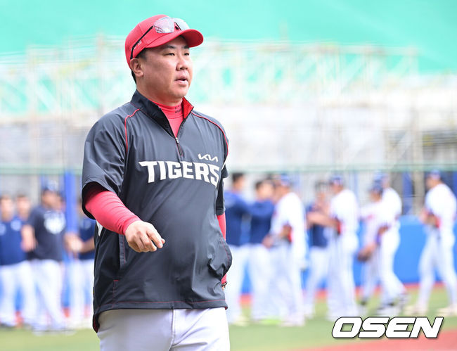 [OSEN=오키나와(일본), 최규한 기자] 2026 WBC(월드베이스볼클래식)를 준비하는 대한민국 야구 대표팀이 24일 일본 오키나와 가데나 야구장에서 프로야구 KIA 타이거즈와 연습경기를 펼쳤다. 야구 대표팀은 오키나와에서 국내 팀들과 6차례 연습경기를 치르며 전력을 끌어올릴 예정이다.경기를 마치고 KIA 이범호 감독이 그라운드를 나서고 있다. 2026.02.24 / dreamer@osen.co.kr
