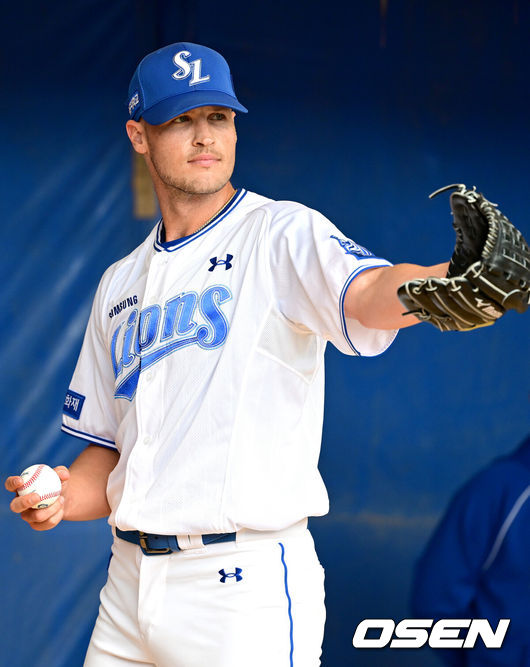 [OSEN=오키나와(일본), 최규한 기자] 프로야구 삼성 라이온즈가 20일  일본 오키나와 온나손 아카마구장에서 스프링 캠프를 차리고 구슬땀을 흘렸다.삼성은 이번 2차 캠프에서 훈련 뿐 아니라 WBC 대표팀, 국내 팀들과 연습경기도 펼칠 계획이다.삼성 새 외국인투수 맷 매닝이 불펜 투구를 펼치고 있다. 2026.02.20 / dreamer@osen.co.kr