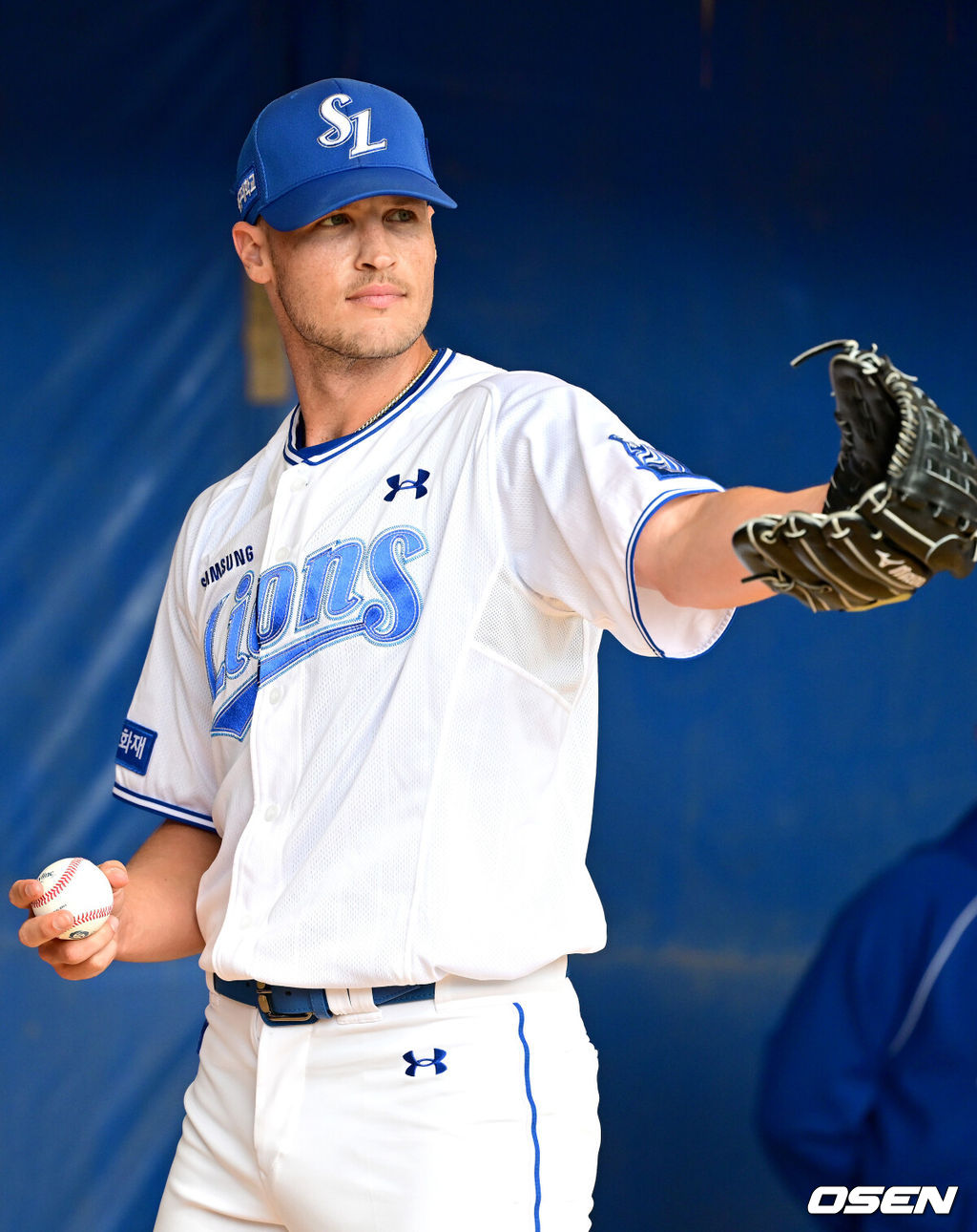 프로야구 삼성 라이온즈가 20일  일본 오키나와 온나손 아카마구장에서 스프링 캠프를 차리고 구슬땀을 흘렸다.삼성은 이번 2차 캠프에서 훈련 뿐 아니라 WBC 대표팀, 국내 팀들과 연습경기도 펼칠 계획이다.삼성 새 외국인투수 맷 매닝이 불펜 투구를 펼치고 있다. 2026.02.20 / dreamer@osen.co.kr