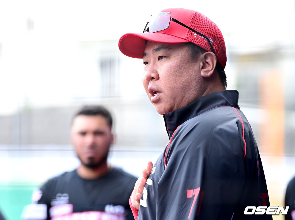 경기를 마치고 KIA 이범호 감독이 선수들과 강도 높은 미팅을 갖고 있다. 2026.02.24 / dreamer@osen.co.kr