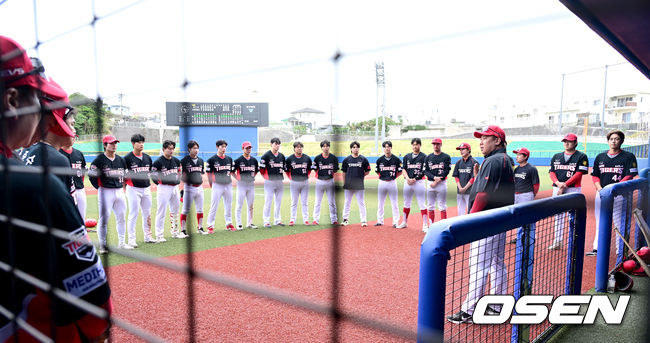 열린 공간에서 강도 높은 미팅을 가진 KIA 이범호 감독.