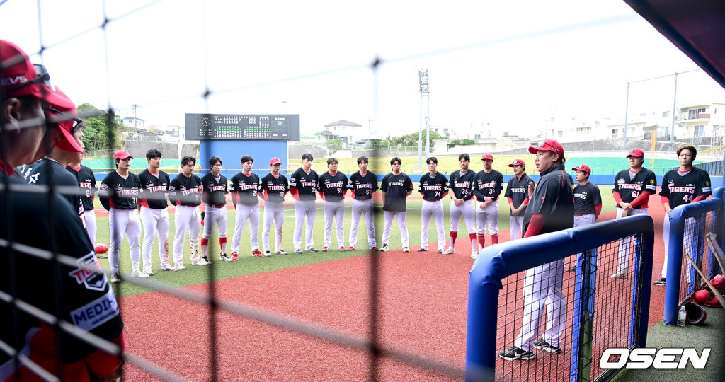 열린 공간에서 강도 높은 미팅을 가진 KIA 이범호 감독.