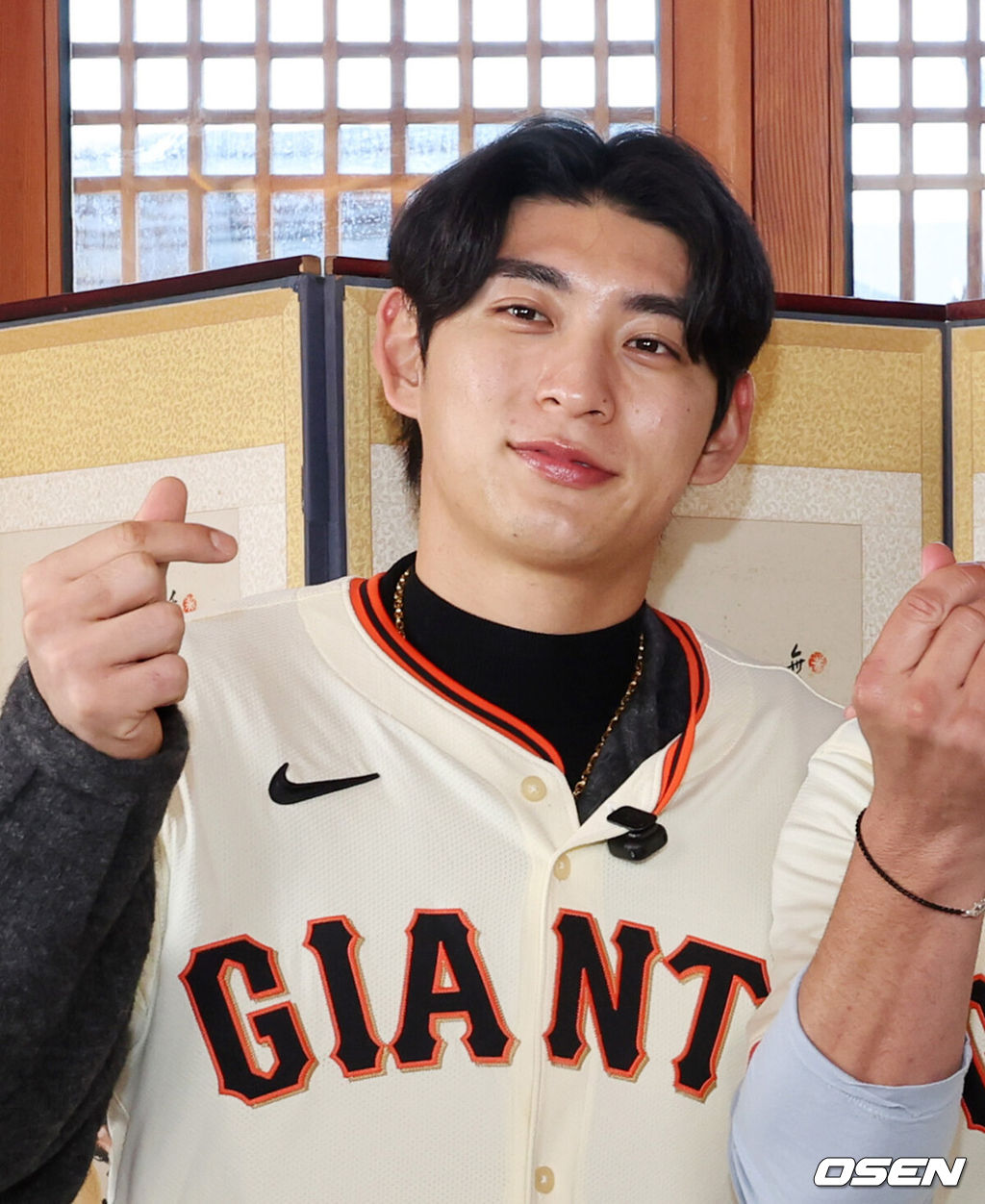 6일 서울 종로구 클래식고택 디토에서 미국 프로야구 메이저리그 베이스볼(MLB) 샌프란시스코 자이언츠 한국 방문 미디어데이가 열렸다. 이날 한국 문화 체험 행사에 샌프란시스코 자이언츠 이정후, 토니 비텔로 감독, 윌리 아다메스가 참석했다.이정후가 포토타임을 가지고 있다. 2026.01.06 /sunday@osen.co.kr