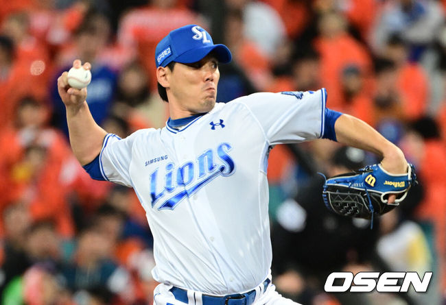 [OSEN=대구, 조은정 기자]22일 대구 삼성라이온즈파크에서 2025 신한 SOL Bank KBO리그 포스트시즌 플레이오프 4차전 삼성 라이온즈와 한화 이글스의 경기가 열렸다.홈팀 삼성은 원태인, 방문팀 한화는 정우주를 선발로 내세웠다.9회초 삼성 김재윤이 역투를 하고 있다. 2025.10.22 /cej@osen.co.kr