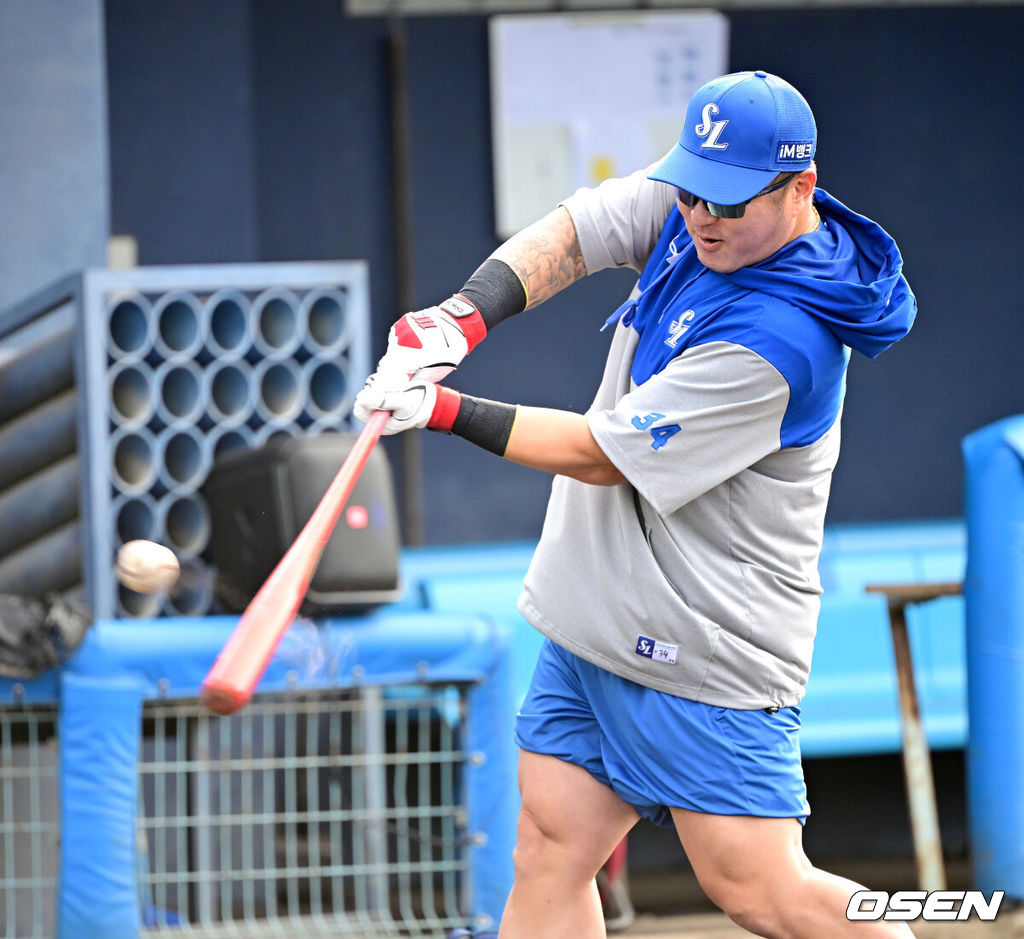 프로야구 삼성 라이온즈가 20일 일본 오키나와 온나손 아카마구장에서 스프링 캠프를 차리고 구슬땀을 흘렸다.삼성은 이번 2차 캠프에서 훈련 뿐 아니라 WBC 대표팀, 국내 팀들과 연습경기도 펼칠 계획이다.삼성 최형우가 타격 훈련을 펼치고 있다. 2026.02.20 / dreamer@osen.co.kr