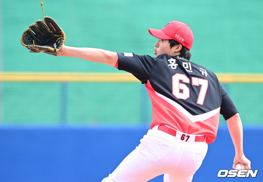 2026 WBC(월드베이스볼클래식)를 준비하는 대한민국 야구 대표팀이 24일 일본 오키나와 가데나 야구장에서 프로야구 KIA 타이거즈와 연습경기를 펼쳤다. 야구 대표팀은 오키나와에서 국내 팀들과 6차례 연습경기를 치르며 전력을 끌어올릴 예정이다. 5회말 마운드에 오른 KIA 홍민규가 힘차게 공을 뿌리고 있다. 2026.02.24 / dreamer@osen.co.kr