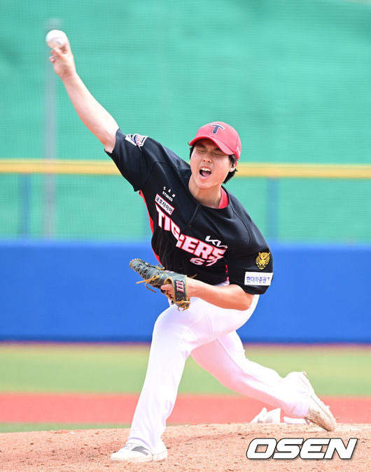 [OSEN=오키나와(일본), 최규한 기자] 2026 WBC(월드베이스볼클래식)를 준비하는 대한민국 야구 대표팀이 24일 일본 오키나와 가데나 야구장에서 프로야구 KIA 타이거즈와 연습경기를 펼쳤다. 5회말 마운드에 오른 KIA 홍민규가 힘차게 공을 뿌리고 있다. 2026.02.24 / dreamer@osen.co.kr