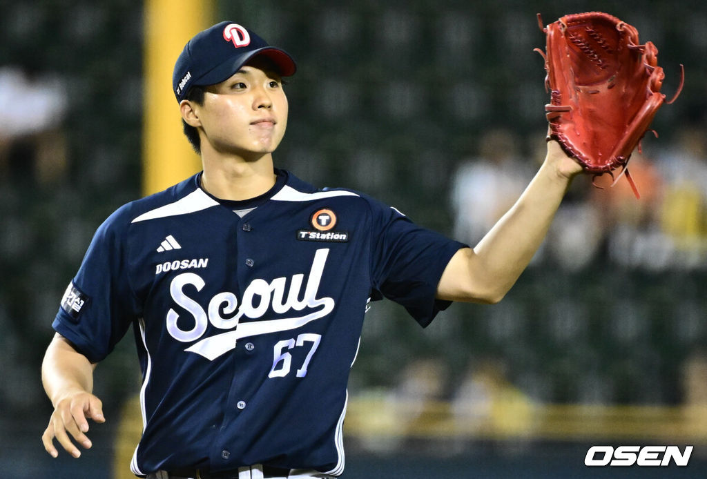 7일 오후 서울 잠실구장에서 ‘2025 신한 SOL Bank KBO리그’ LG 트윈스와 두산 베어스의 경기가 열렸다. LG는 송승기, 두산은 곽빈을 선발로 내세웠다. 8회말 무사 1루 두산 홍민규가 1루주자 최원영을 견제사 시킨 뒤 미소짓고 있다. 2025.08.07 /cej@osen.co.kr
