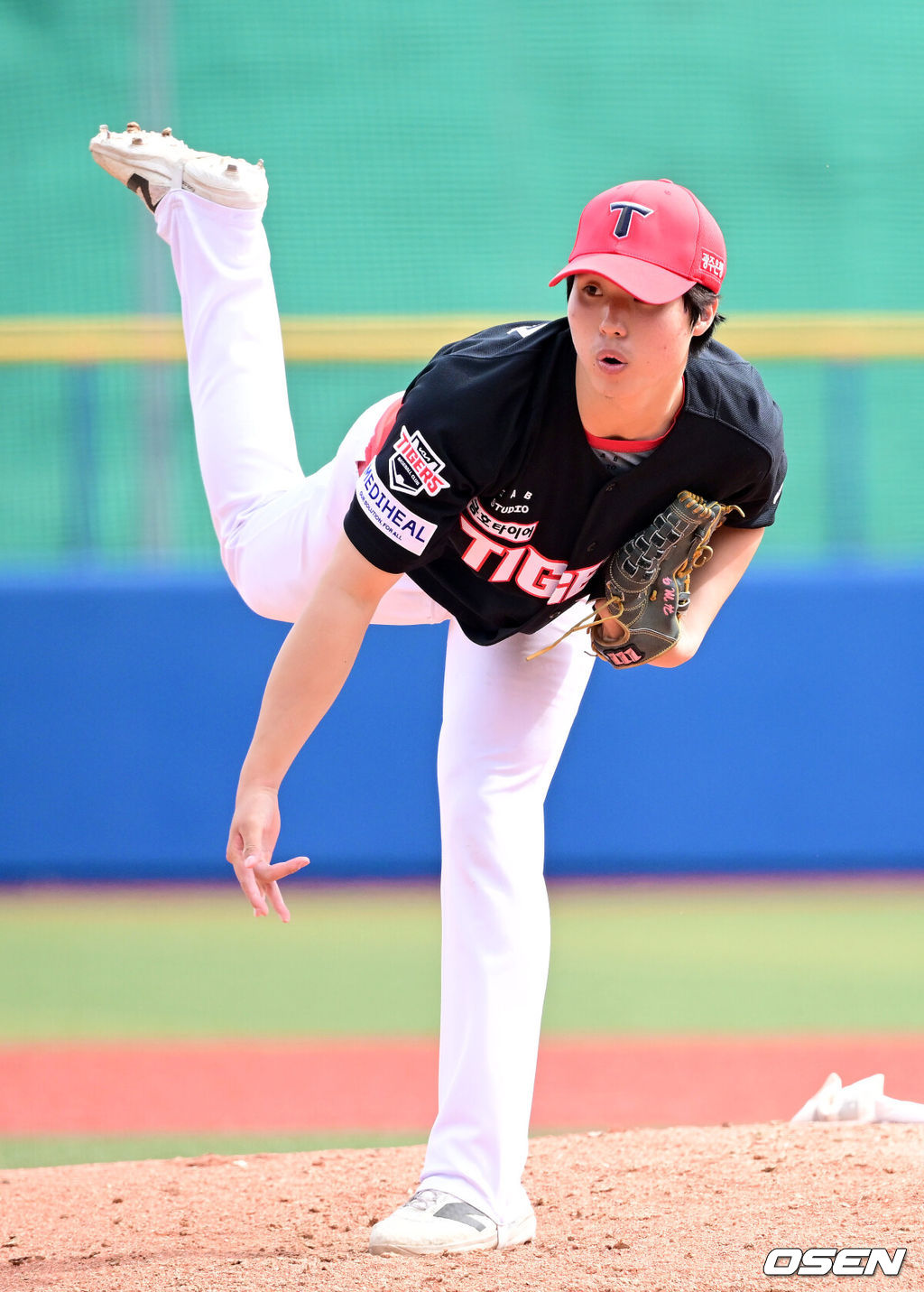 2026 WBC(월드베이스볼클래식)를 준비하는 대한민국 야구 대표팀이 24일 일본 오키나와 가데나 야구장에서 프로야구 KIA 타이거즈와 연습경기를 펼쳤다. 5회말 마운드에 오른 KIA 홍민규가 힘차게 공을 뿌리고 있다. 2026.02.24 / dreamer@osen.co.kr