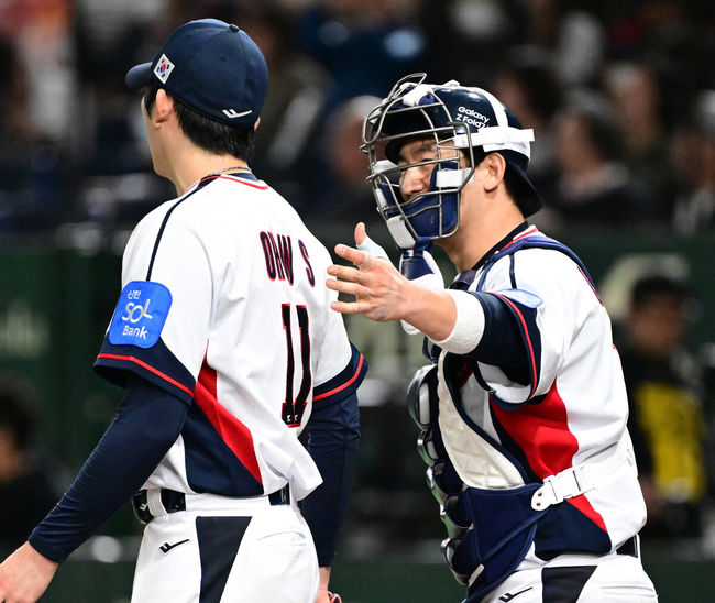 [OSEN=도쿄(일본), 조은정 기자] 16일 오후 일본 도쿄돔에서  ‘2025 NAVER K-BASEBALL SERIES’ 대한민국과 일본의 2차전 경기가 열렸다.한국은 정우주, 일본은 카네마루 유메토를 선발투수로 내세웠다.4회초 1사 만루에서 대한민국 최재훈이 일본 사사키 다이에게 적시타를 허용한 오원석을 위로하고 있다. 2025.11.16 /cej@osen.co.kr