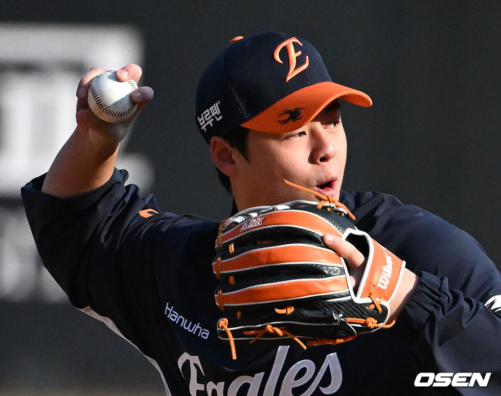 29일 대전 한화생명볼파크에서 2025 신한 SOL Bank KBO리그 포스트시즌 한국시리즈 3차전 한화 이글스와 LG 트윈스의 경기가 열렸다.이날 경기에 한화는 폰세를, LG는 손주영을 선발투수로 내세웠다. 경기에 앞서 한화 노시환이 수비 훈련을 하고 있다. 2025.10.29 /jpnews@osen.co.kr