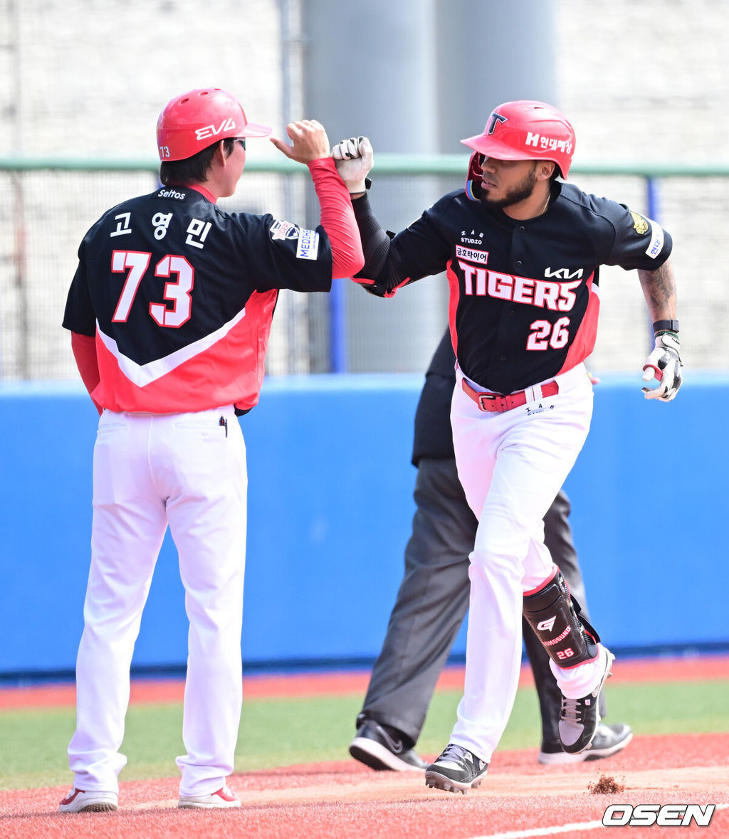 2026 WBC(월드베이스볼클래식)를 준비하는 대한민국 야구 대표팀이 24일 일본 오키나와 가데나 야구장에서 프로야구 KIA 타이거즈와 연습경기를 펼쳤다. 야구 대표팀은 오키나와에서 국내 팀들과 6차례 연습경기를 치르며 전력을 끌어올릴 예정이다.1회초 2사 2루 상황 KIA 해럴드 카스트로가 선제 우월 투런포를 날리고 그라운드를 돌며 고영민 코치와 기뻐하고 있다. 2026.02.24 / dreamer@osen.co.kr