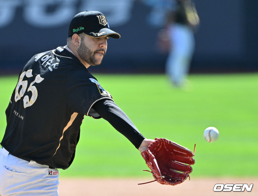 21일 수원 KT위즈파크에서 ‘2025 신한 SOL Bank KBO리그’ KT 위즈와 삼성 라이온즈의 경기가 열렸다. KT는 외국인 투수 헤이수스를, 삼성은 양창섭을 선발투수로 내세웠다.1회초 KT 헤이수스가 피칭을 준비하고 있다. 2025.09.21 /cej@osen.co.kr