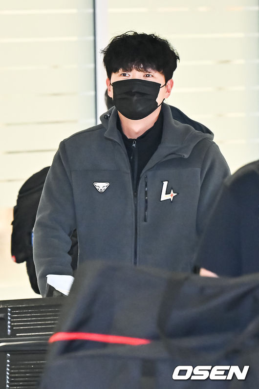 [OSEN=인천공항, 박준형 기자]  SSG 랜더스가 20일 오후 미국 플로리다 1차 전지훈련을 마치고 인천국제공항을 통해 귀국했다.SSG랜더스는 지난 1월 23일부터 2월 20일까지 미국 플로리다 베로비치에서 1차 스프링캠프를 진행했다.  그리고 오는 23일부터 일본 미야자키에서 2차 스프링캠프를 실시할 예정이다.SSG 김건우가입국하고 있다.  2026.02.20  / soul1014@osen.co.kr