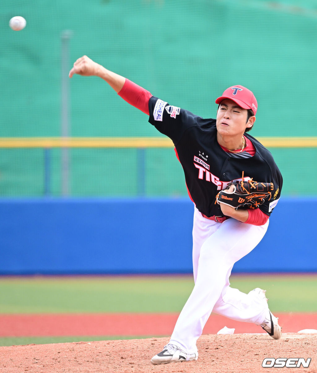 2026 WBC(월드베이스볼클래식)를 준비하는 대한민국 야구 대표팀이 24일 일본 오키나와 가데나 야구장에서 프로야구 KIA 타이거즈와 연습경기를 펼쳤다. 야구 대표팀은 오키나와에서 국내 팀들과 6차례 연습경기를 치르며 전력을 끌어올릴 예정이다.6회말 마운드에 오른 KIA 이태양이 힘차게 공을 뿌리고 있다. 2026.02.24 / dreamer@osen.co.kr