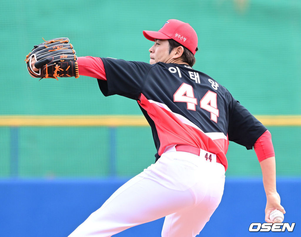 2026 WBC(월드베이스볼클래식)를 준비하는 대한민국 야구 대표팀이 24일 일본 오키나와 가데나 야구장에서 프로야구 KIA 타이거즈와 연습경기를 펼쳤다. 야구 대표팀은 오키나와에서 국내 팀들과 6차례 연습경기를 치르며 전력을 끌어올릴 예정이다.6회말 마운드에 오른 KIA 이태양이 힘차게 공을 뿌리고 있다. 2026.02.24 / dreamer@osen.co.kr