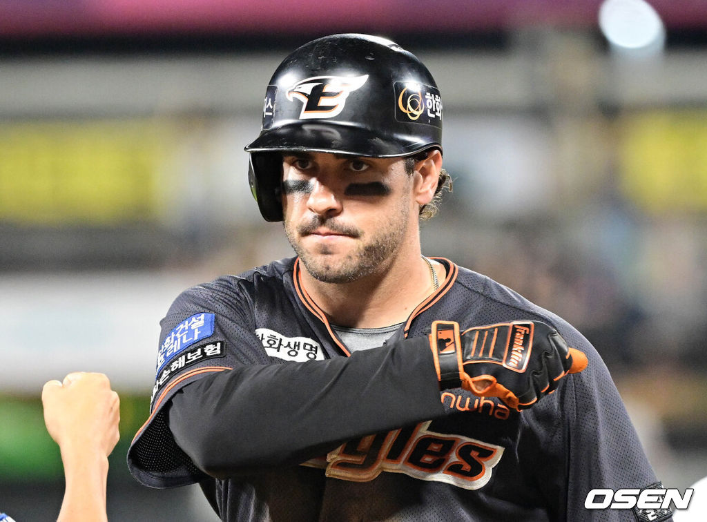 7일 오후 수원 KT위즈파크에서 ‘2022 신한은행 SOL KBO리그’ KT 위즈와 한화 이글스의 경기가 열렸다.8회초 1사 2루 한화 터크먼이 동점 적시타를 날린 뒤 기뻐하고 있다. 2022.08.07 /cej@osen.co.kr