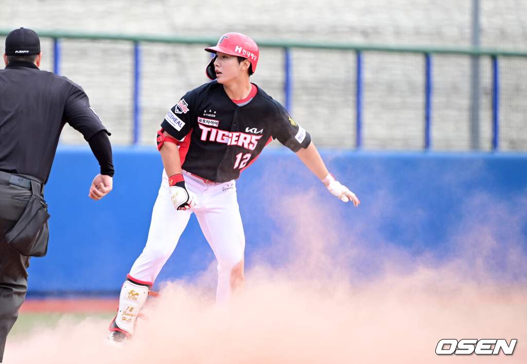 2026 WBC(월드베이스볼클래식)를 준비하는 대한민국 야구 대표팀이 24일 일본 오키나와 가데나 야구장에서 프로야구 KIA 타이거즈와 연습경기를 펼쳤다.야구 대표팀은 오키나와에서 국내 팀들과 6차례 연습경기를 치르며 전력을 끌어올릴 예정이다.6회초 1사 3루 상황 KIA 정현창이 왼쪽 3루타를 날리고 3루에 슬라이딩 해 세이프되고 있다. 2026.02.24 / dreamer@osen.co.kr