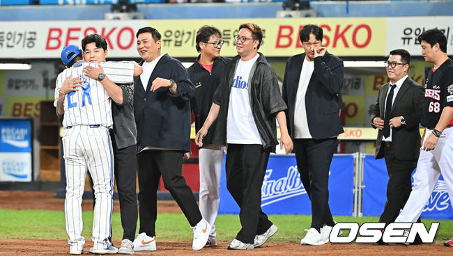 [OSEN=대구, 이석우 기자] 30일 대구삼성라이온즈파크에서 2025 신한 SOL 뱅크 KBO 리그 삼성 라이온즈와 KIA 타이거즈의 경기가 열렸다. 홈팀 삼성은 후라도가, 방문팀 KIA는 김태형이 선발 출전했다. 삼성 라이온즈 오승환이 1982년생 동료들과 인사를 하고  있다. 2025.09.30 / foto0307@osen.co.kr